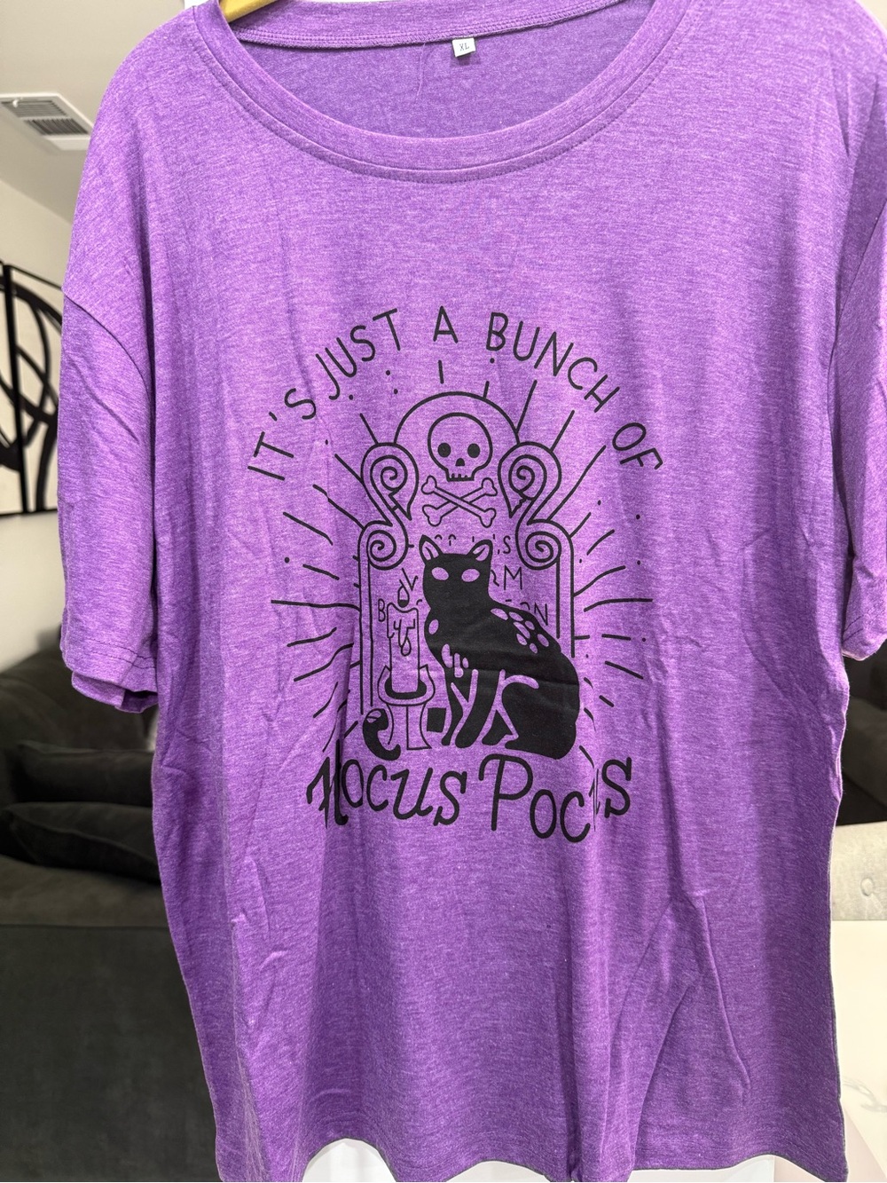 Tee graphic hocus Pocus Purple Cat  - size xlarge new                P2P 23